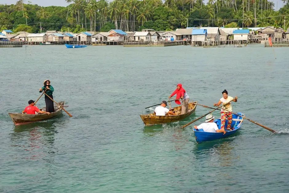 Warga berdiskusi dalam komunitas praktis di Pulau Lingian